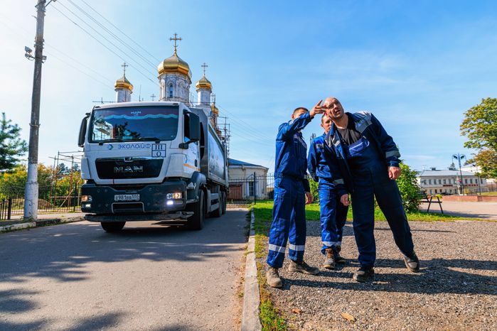 Работа мусоровоза при вывозе ТКО в Рузском округе