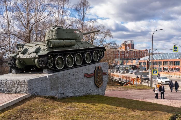 Памятник танку Т-34-85 на площади Победы в Наро-Фоминске