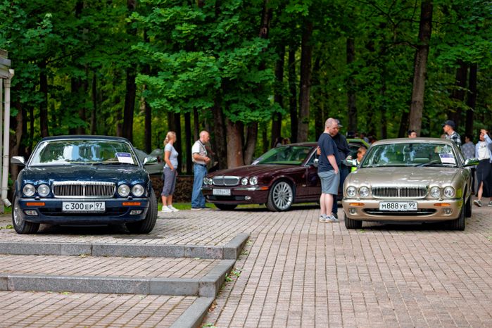 Ретроавтомобили и суперкары на автофестивале «Автовыходные в Архангельском» в округе Красногорск