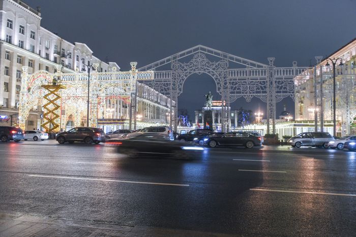 Включение подсветки новогодней арки в стиле театра «Эрмитаж» в Москве