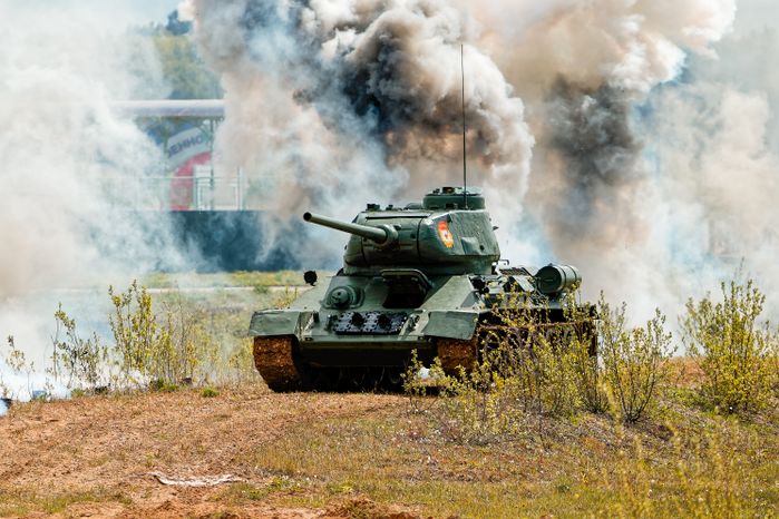 Военно-историческая реконструкция боя Великой Отечественной войны с техникой и авиацией в парке «Патриот» Одинцовского округа