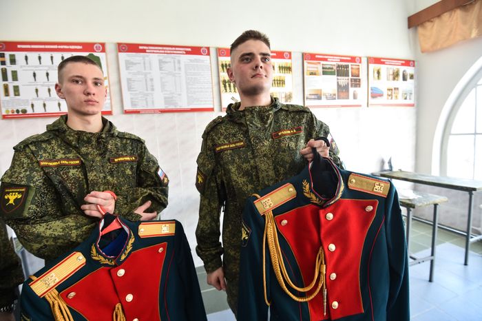 Подготовка военнослужащих отдельного комендантского Преображенского полка к военному параду на Красной площади