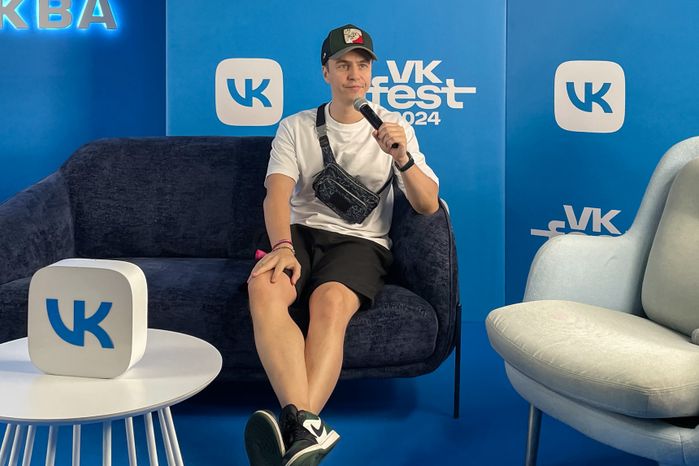 Стендапер Иван Абрамов на пресс-конференции VK Fest -2024 в Лужниках