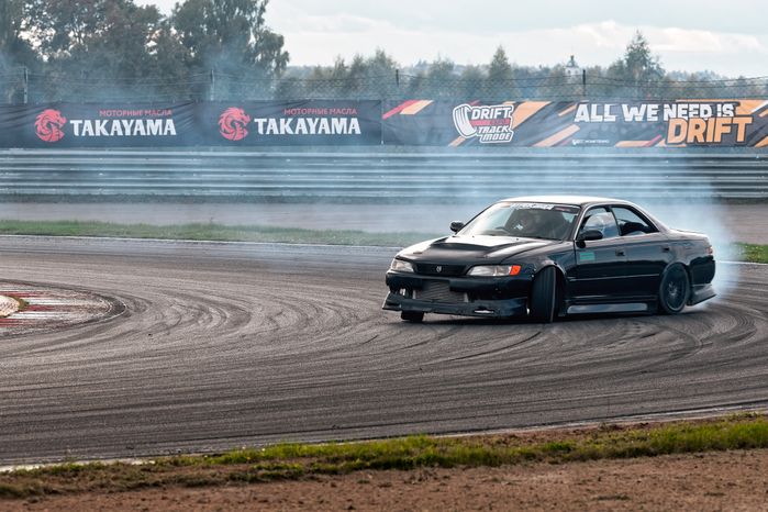 Дрифт-гонка автомобилей по автодрому Moscow Raceway на фестивале «Дрифт Экспо» в Волоколамске