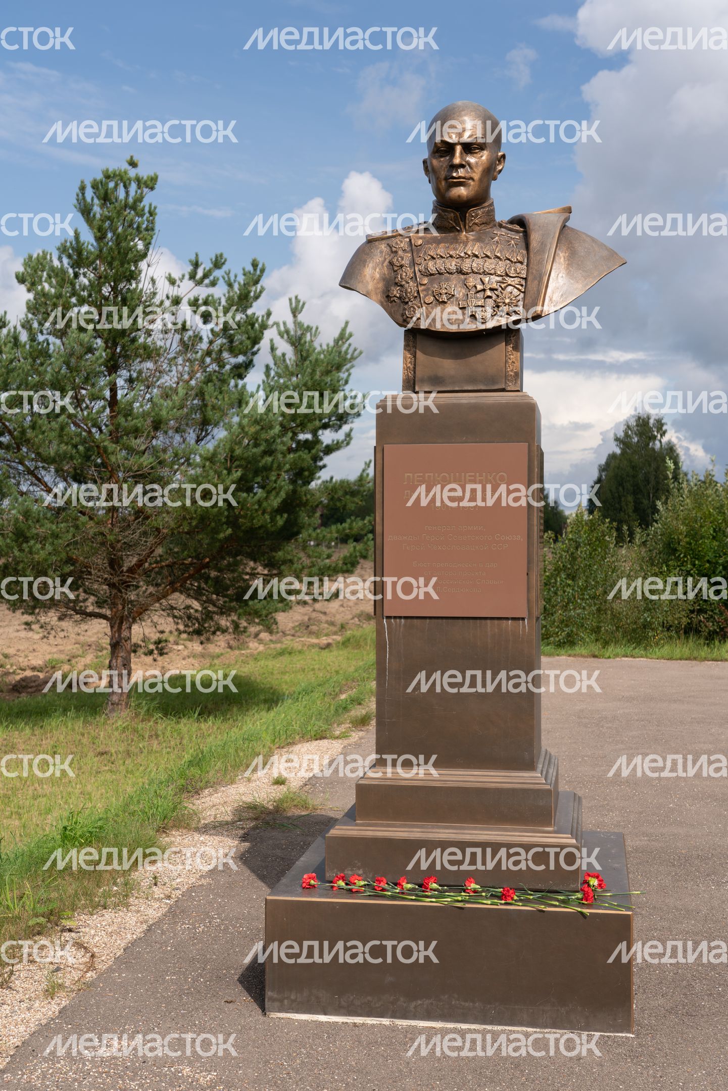 Лотошино. Памятник генералу Д.Д. Лелюшенко Лотошино. Памятник генералу Д.Д. Лелюшенко