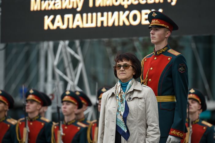 В Москве торжественно открыли памятник Михаилу Калашникову