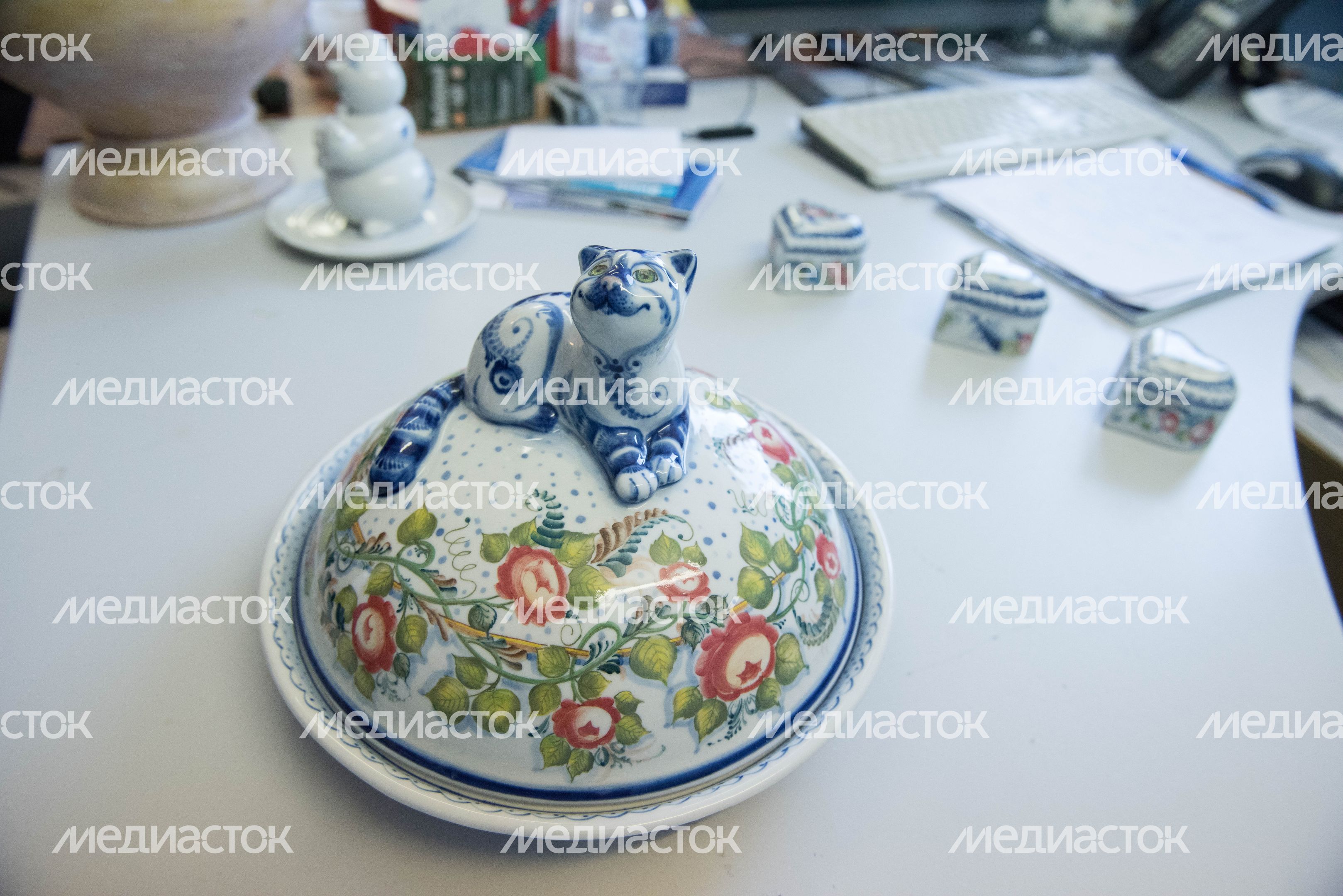 Главный художник Гжельского фарфорового завода: «Мы возродили цветную гжель»