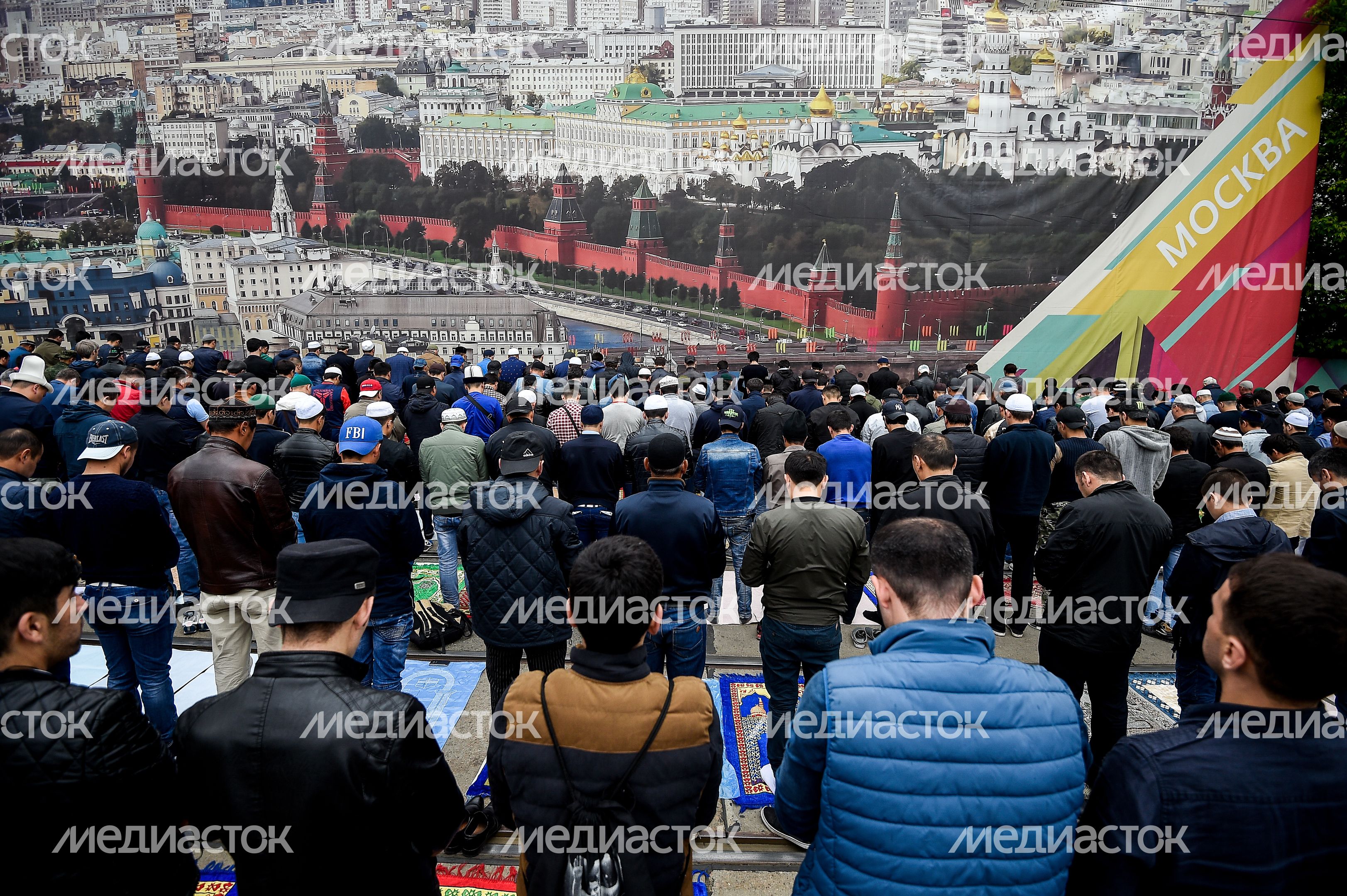 Праздование Ураза-Байрам (Ид Аль Фитр) в Москве Праздование Ураза-Байрам (Ид Аль Фитр) в Москве