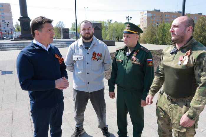 Андрей Воробьев вместе с ветеранами СВО возложил цветы к стеле в Можайске