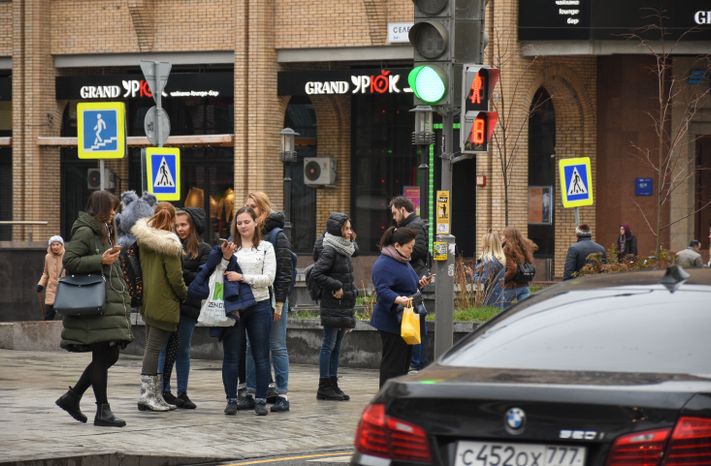 Повседневная жизнь города в Москве осенью
