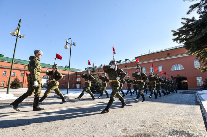 Подготовка военнослужащих отдельного комендантского Преображенского полка к военному параду на Красной площади