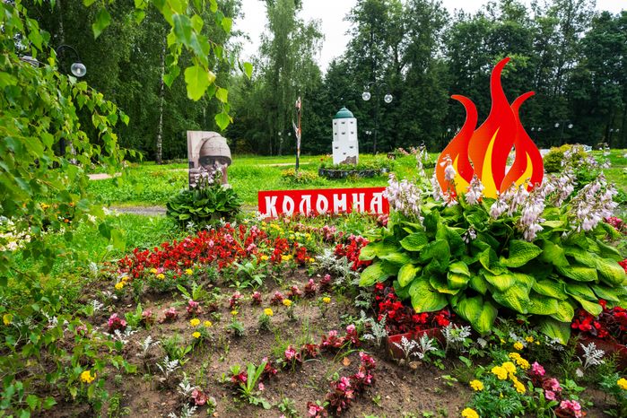 Клумба посвящена городу трудовой доблести Коломна на фестивале флористики и дизайна «Вальс цветов» в Сестрорецком парке города Клин