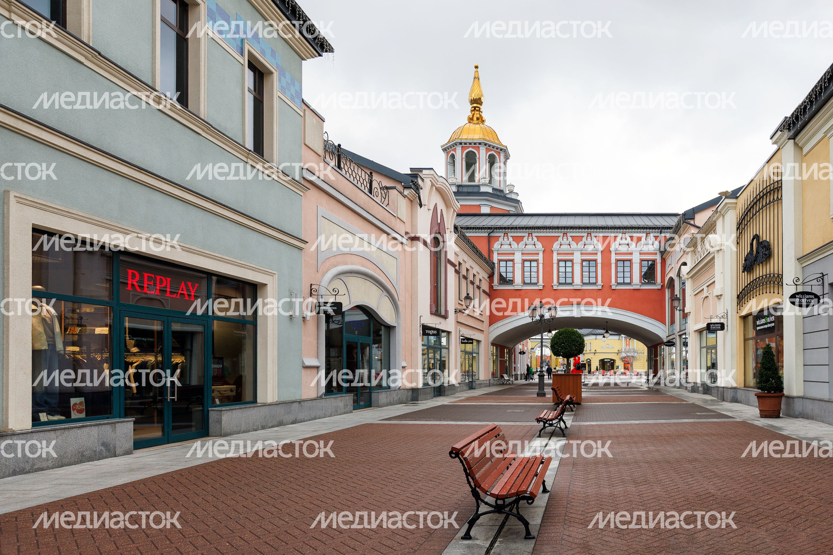 Торговый центр «Outlet Village Белая Дача» в Котельниках осенью Торговый центр «Outlet Village Белая Дача» в Котельниках осенью