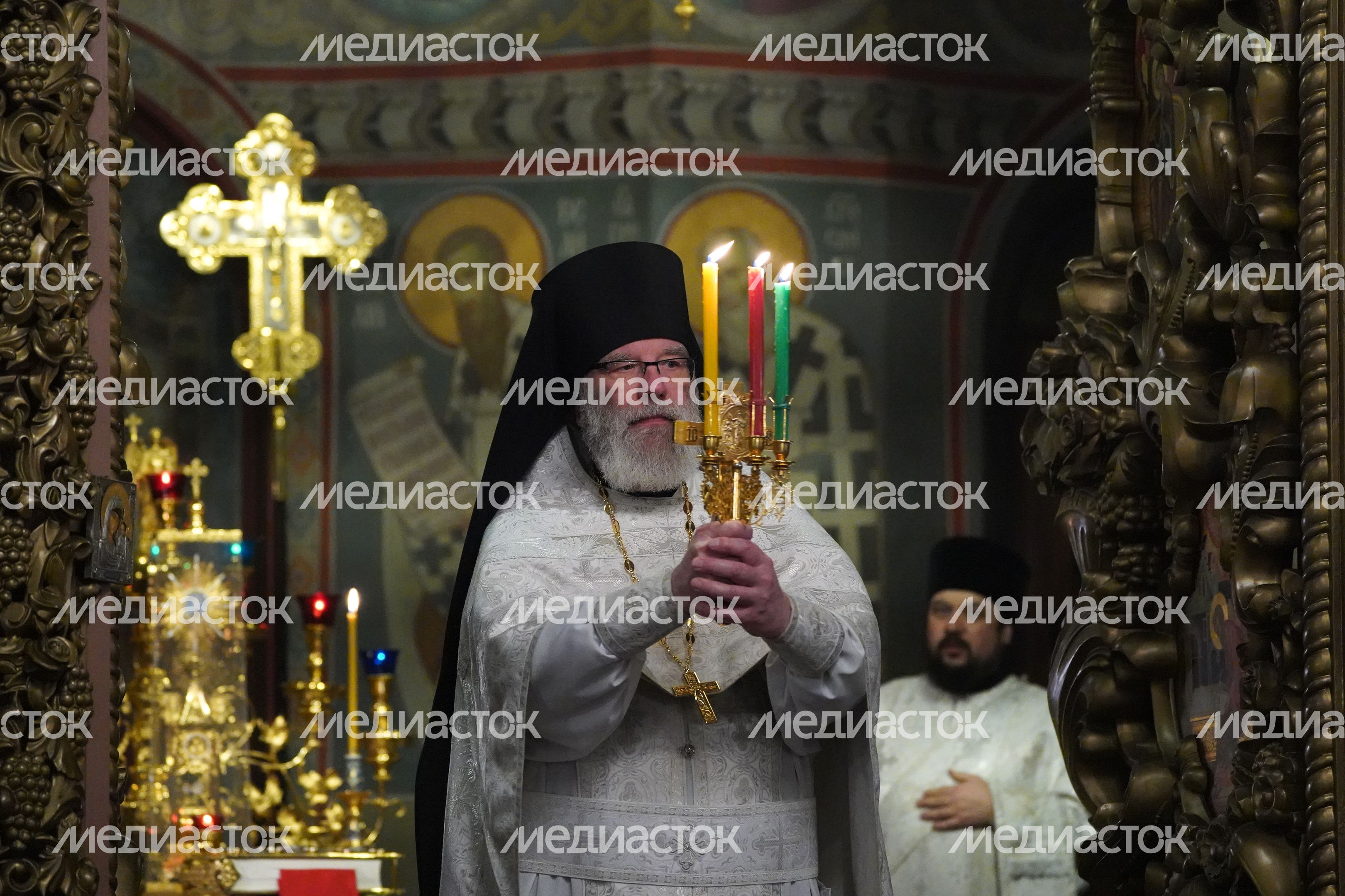 Пасхальная служба в Высоко‑Петровском монастыре в Москве