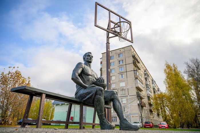 Памятник баскетболисту в Ликино-Дулево на улице Калинина