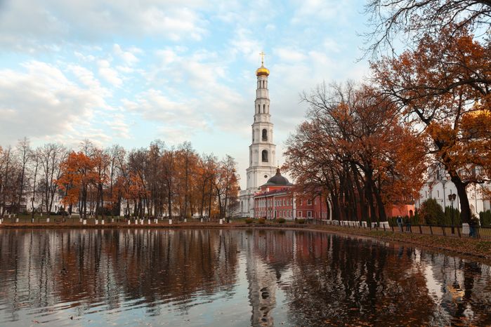 Осенние виды набережной Верхнего пруда возле Николо-Угрешского монастыря города  Дзержинский округа Люберцы