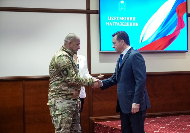 Андрей Воробьев вручил награды бойцам подразделений БАРС