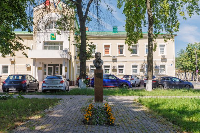 Бюст А.А. Пушкина у администрации города Бронницы
