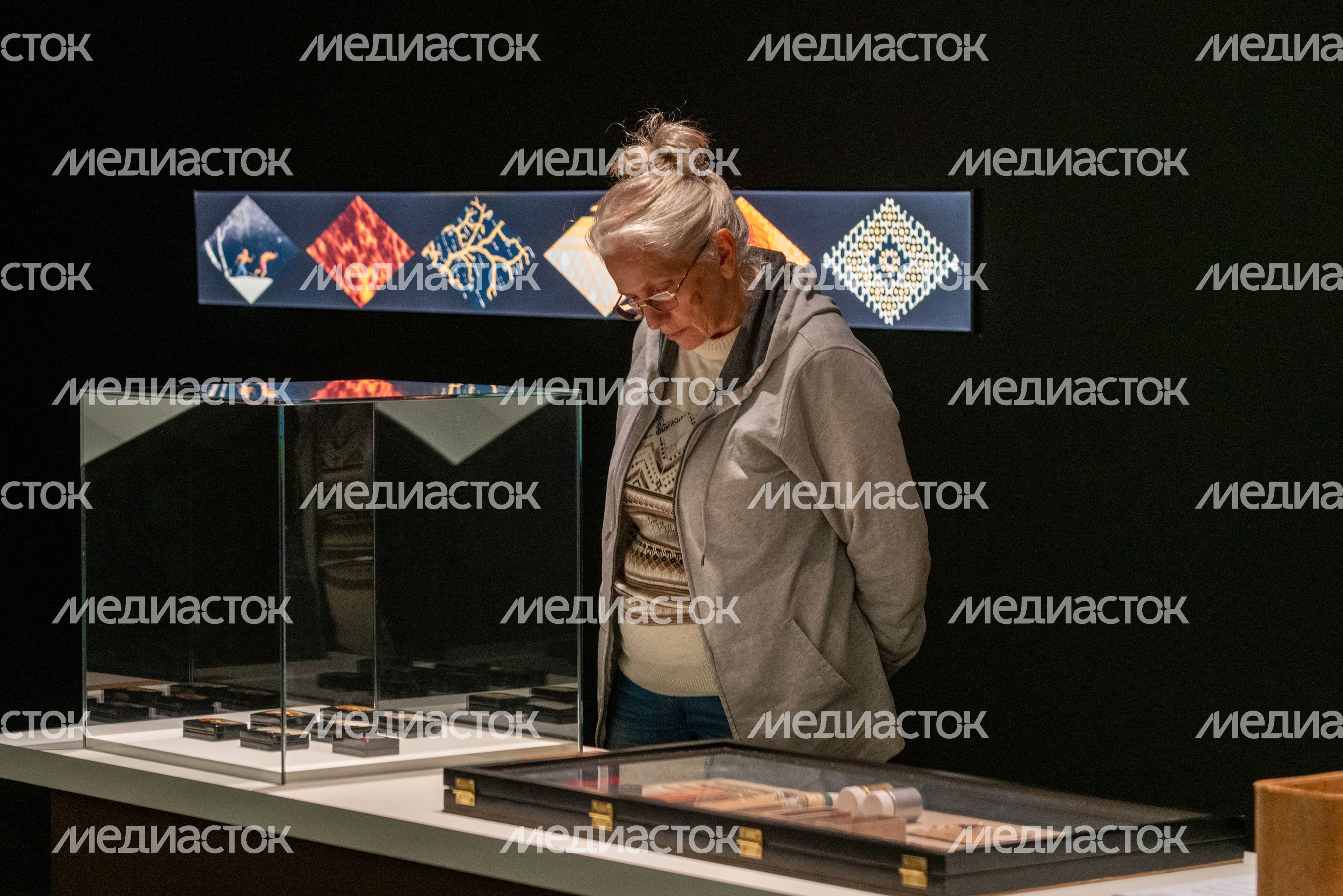 Посетители выставки «Федоскино: где живет душа» в музее «Новый Иерусалим» города Истра Посетители выставки «Федоскино: где живет душа» в музее «Новый Иерусалим» города Истра