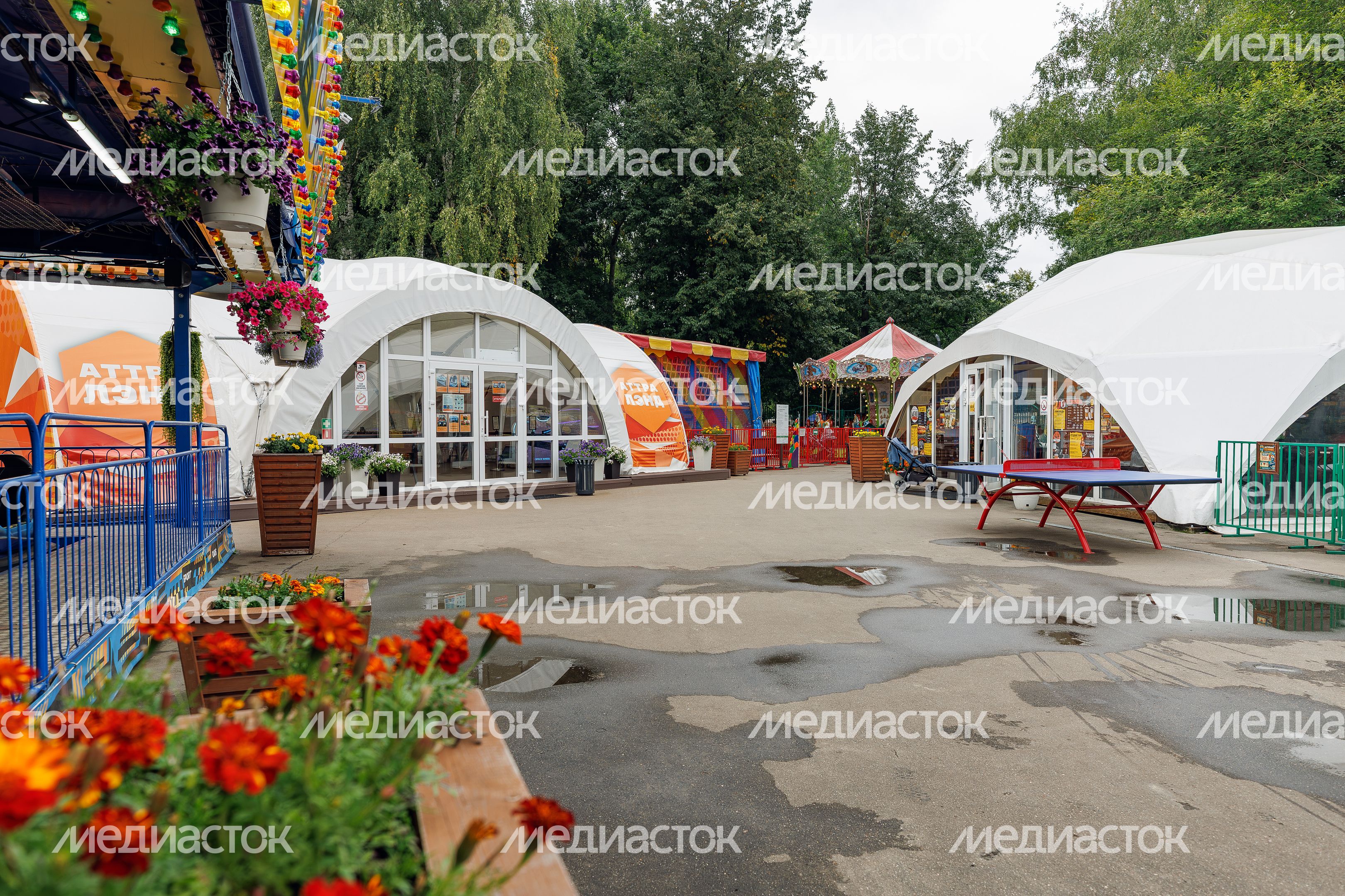 Парк развлечений в Центральном парке культуры и отдыха Долгопрудного летом (Городском парке) Парк развлечений в Центральном парке культуры и отдыха Долгопрудного летом (Городском парке)