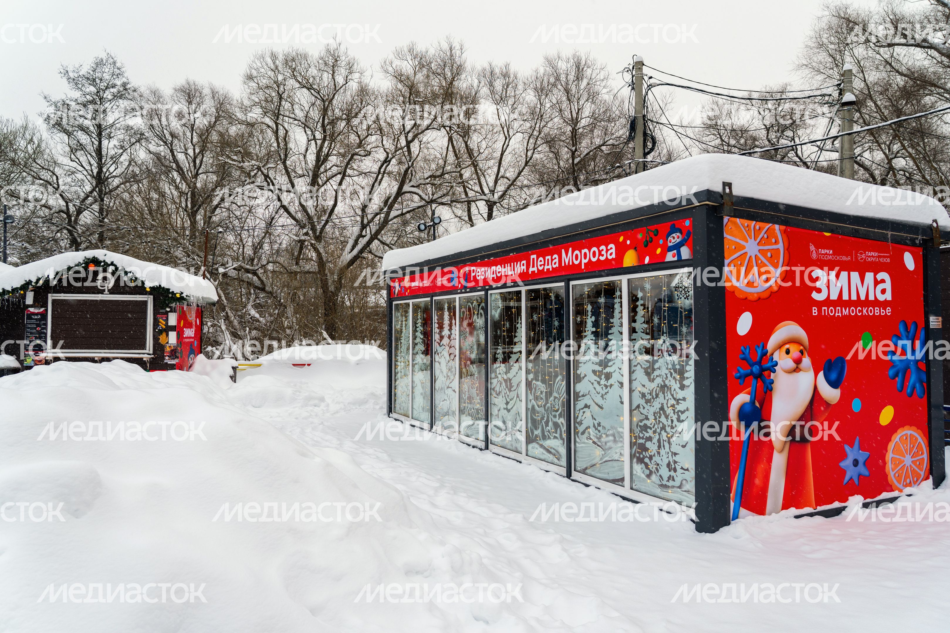 Резиденция Деда Мороза в городском парке культуры и отдыха Чехова зимой Резиденция Деда Мороза в городском парке культуры и отдыха Чехова зимой