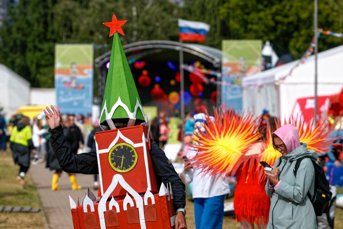 Карнавальный сап-заплыв на фестивале «Подмосковный солнечный сап-фест» в Красногорске