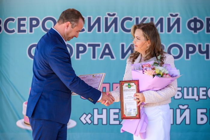 Глава округа Бронницы Дмитрий Лысенков вручает Почетную грамоту Наталье Муравьевой, президенту Союза "Содействие женскому предпринимательству"