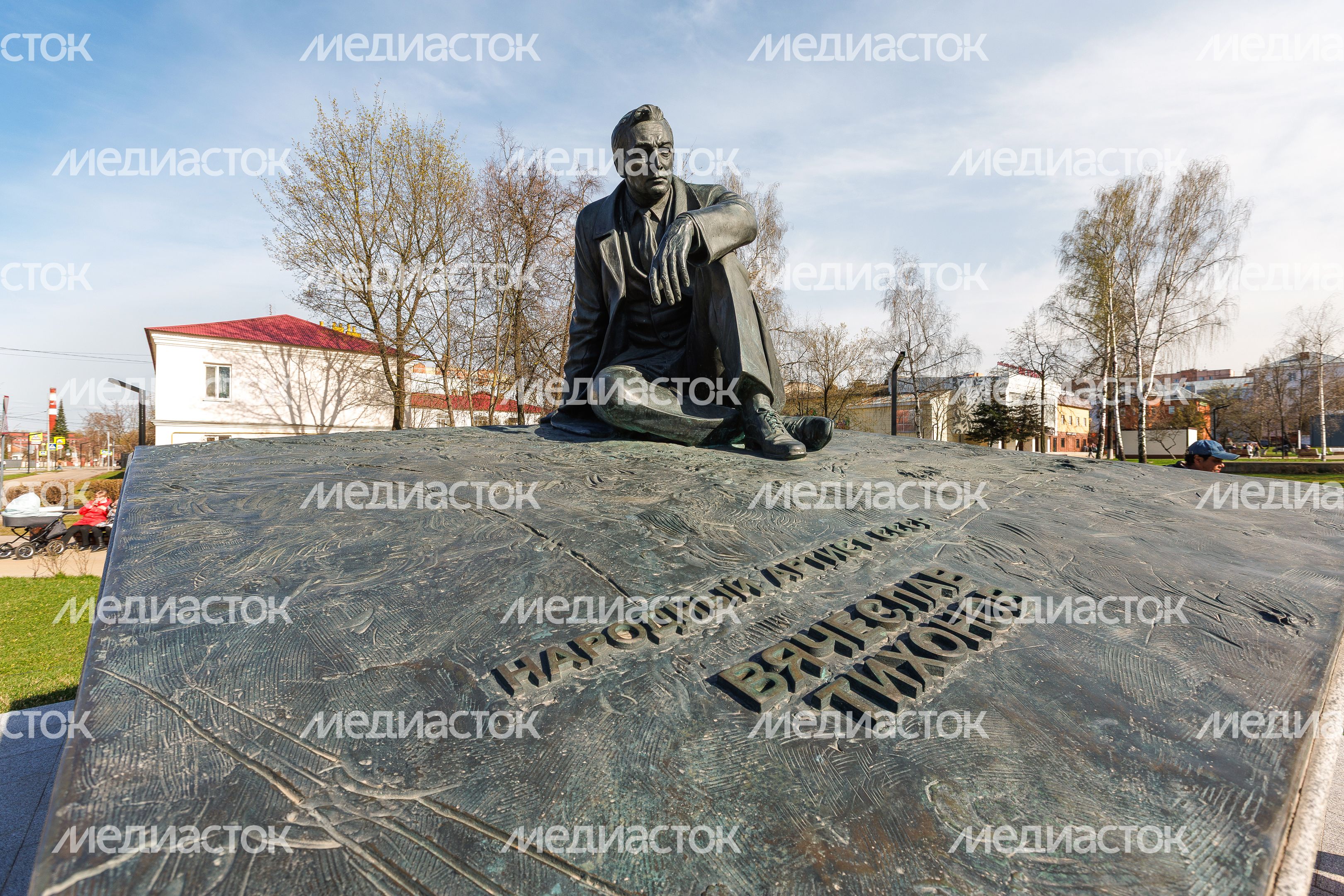 Памятник актеру Вячеславу Тихонову в Павловском Посаде Памятник актеру Вячеславу Тихонову в Павловском Посаде