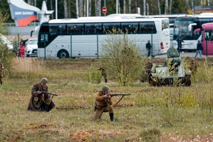 Военно-историческая реконструкция боя Великой Отечественной войны с техникой и авиацией в парке «Патриот» Одинцовского округа