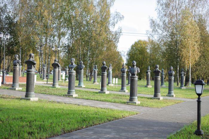 Бюсты в Аллее правителей в усадьбе Татищева под Солнечногорском