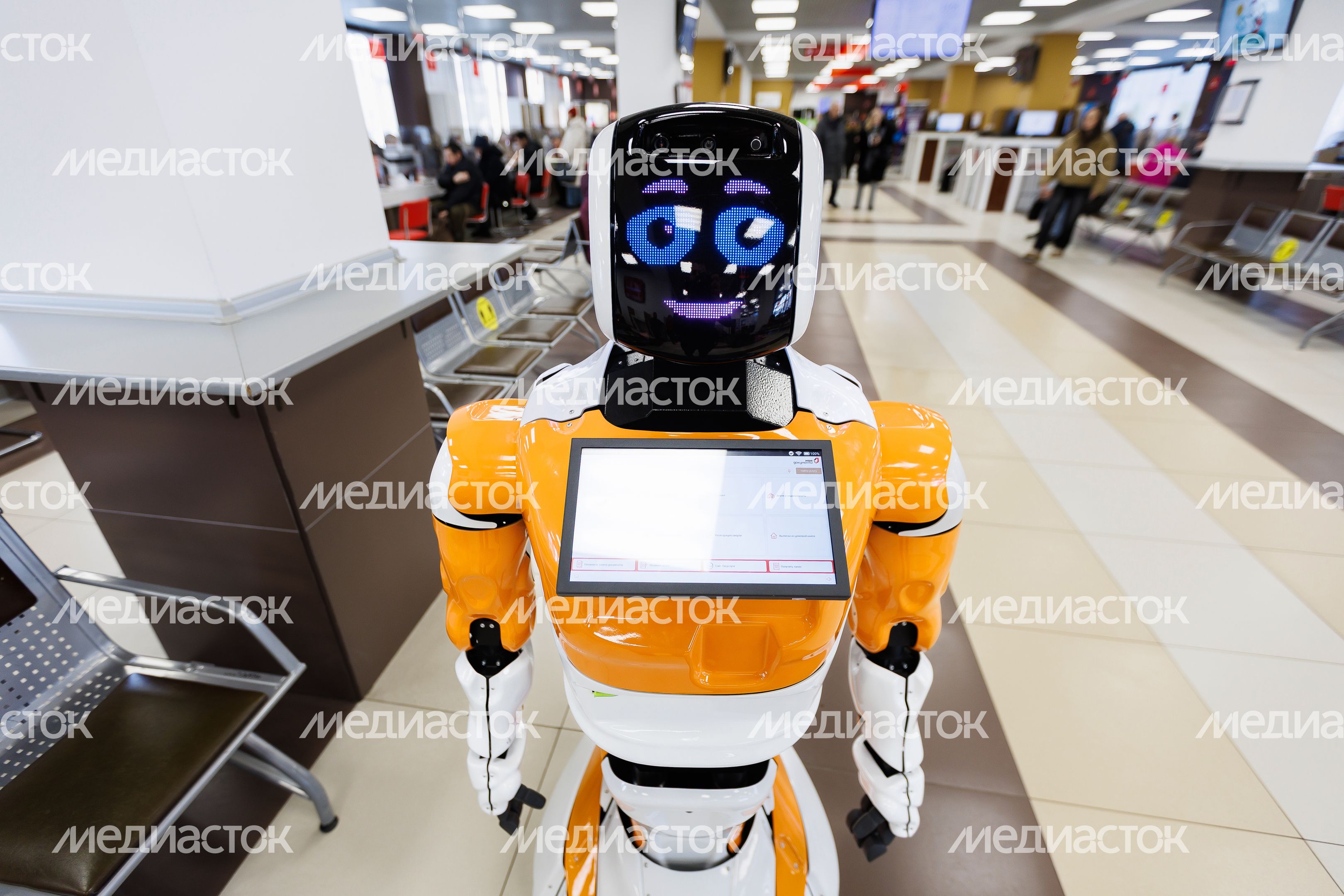 Робот-администратор консультирует посетителей в МФЦ «Мои документы» в Мытищах Робот-администратор консультирует посетителей в МФЦ «Мои документы» в Мытищах