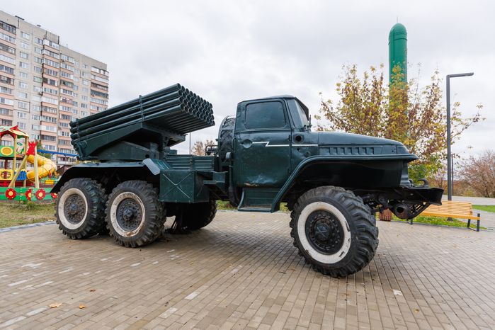 Установка «Град» у памятника создателям ракетного щита России в сквере им. Б.К. Громцева в Дзержинском
