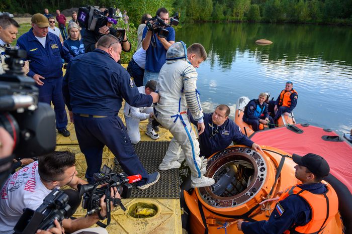 Тренировка космонавтов по действиям после посадки на водную поверхность в Ногинском спасательном центре МЧС России