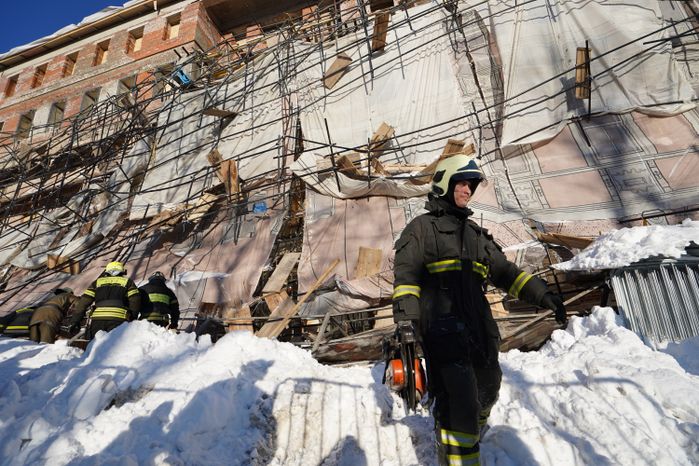 Кадры с места обрушения строительных лесов на Лубянском проезде в Москве