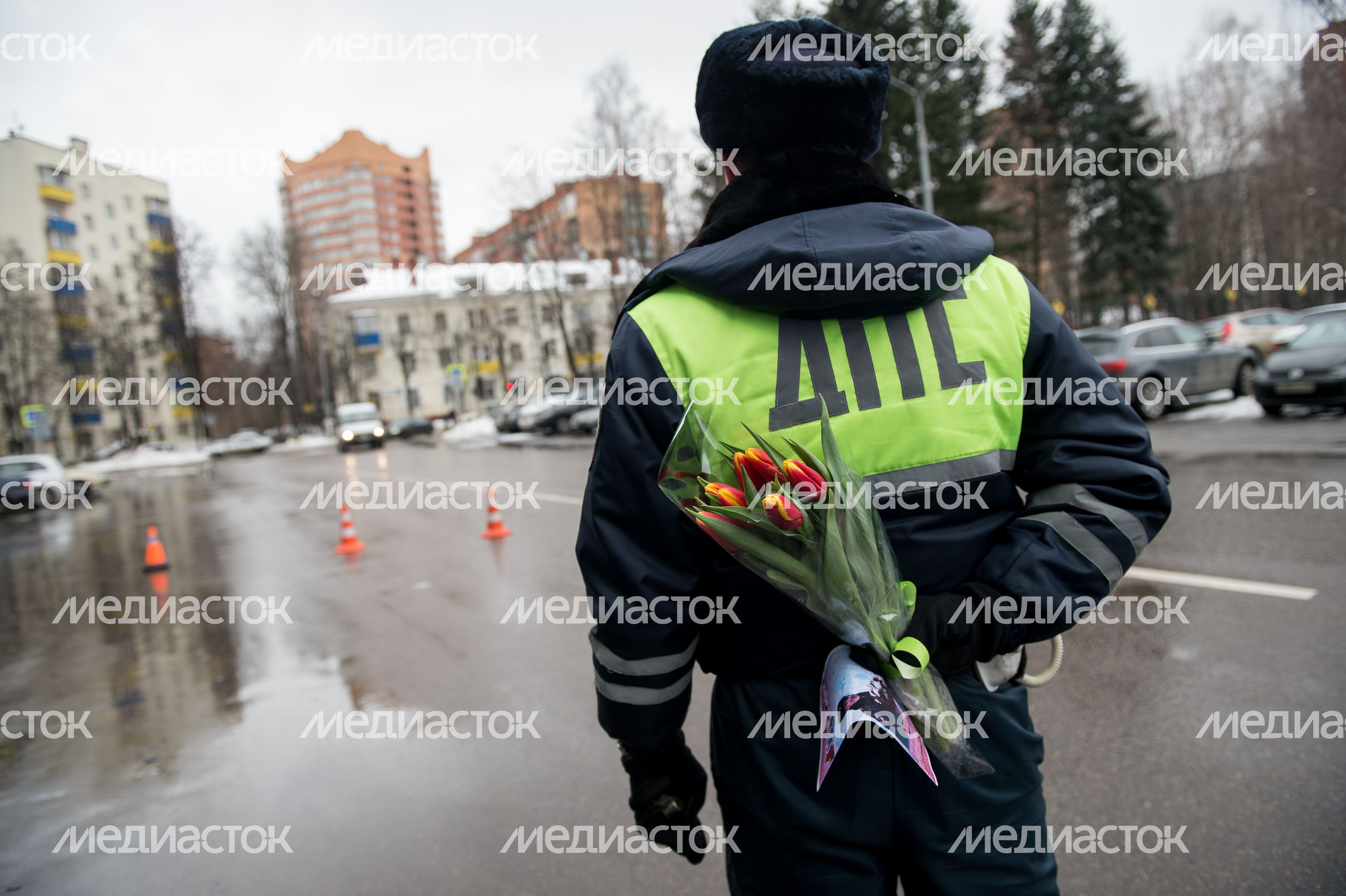 Сотрудники ГИБДД поздравляют женщин в преддверии 8 марта
