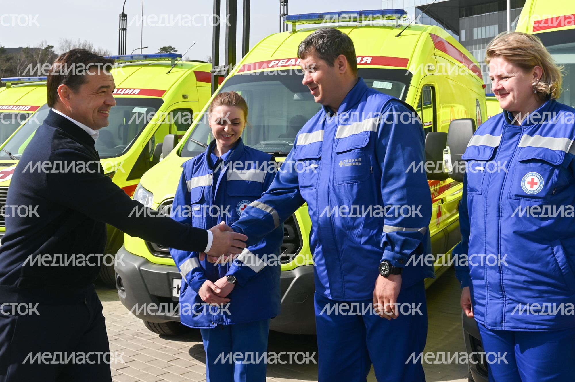 Передача Губернатором Подмосковья ключей от новых автомобилей областной станции скорой медицинской помощи