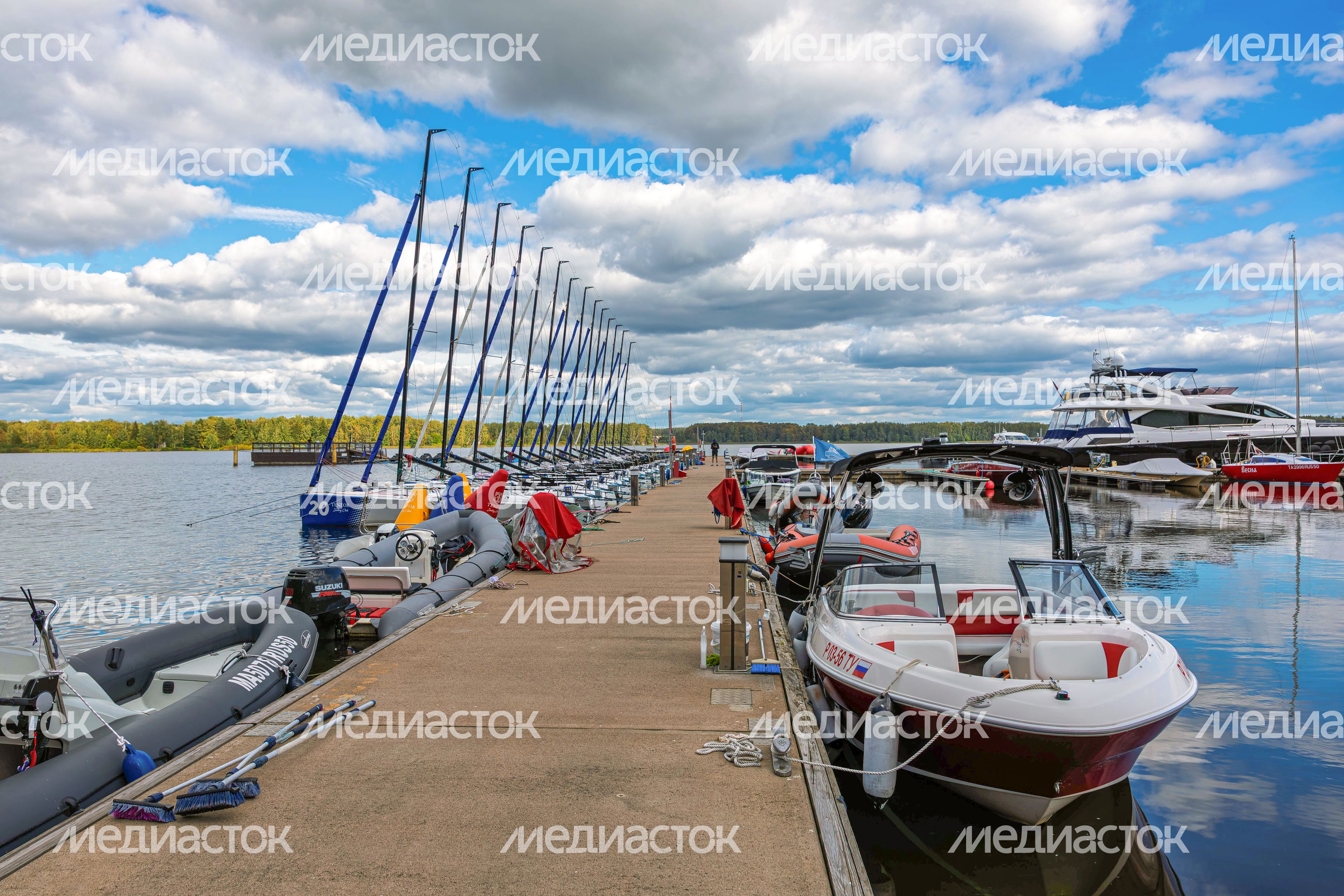 Яхты на причале яхт-клуба Tenzor Sailing Club в Мытищах на берегу Пестовского водохранилища Яхты на причале яхт-клуба Tenzor Sailing Club в Мытищах на берегу Пестовского водохранилища
