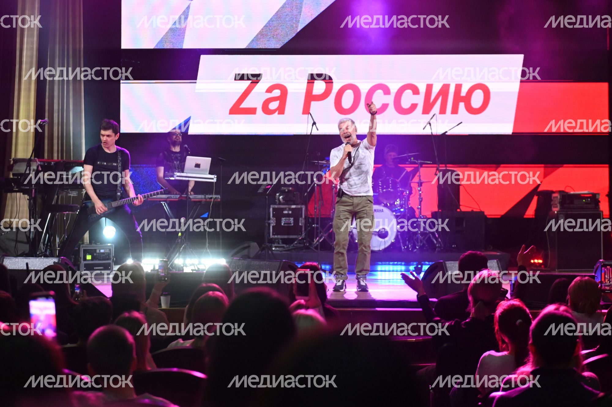 Звезды российской эстрады Олег Газманов, Григорий Лепс и Денис Майданов выступили для военнослужащих и членов их семей