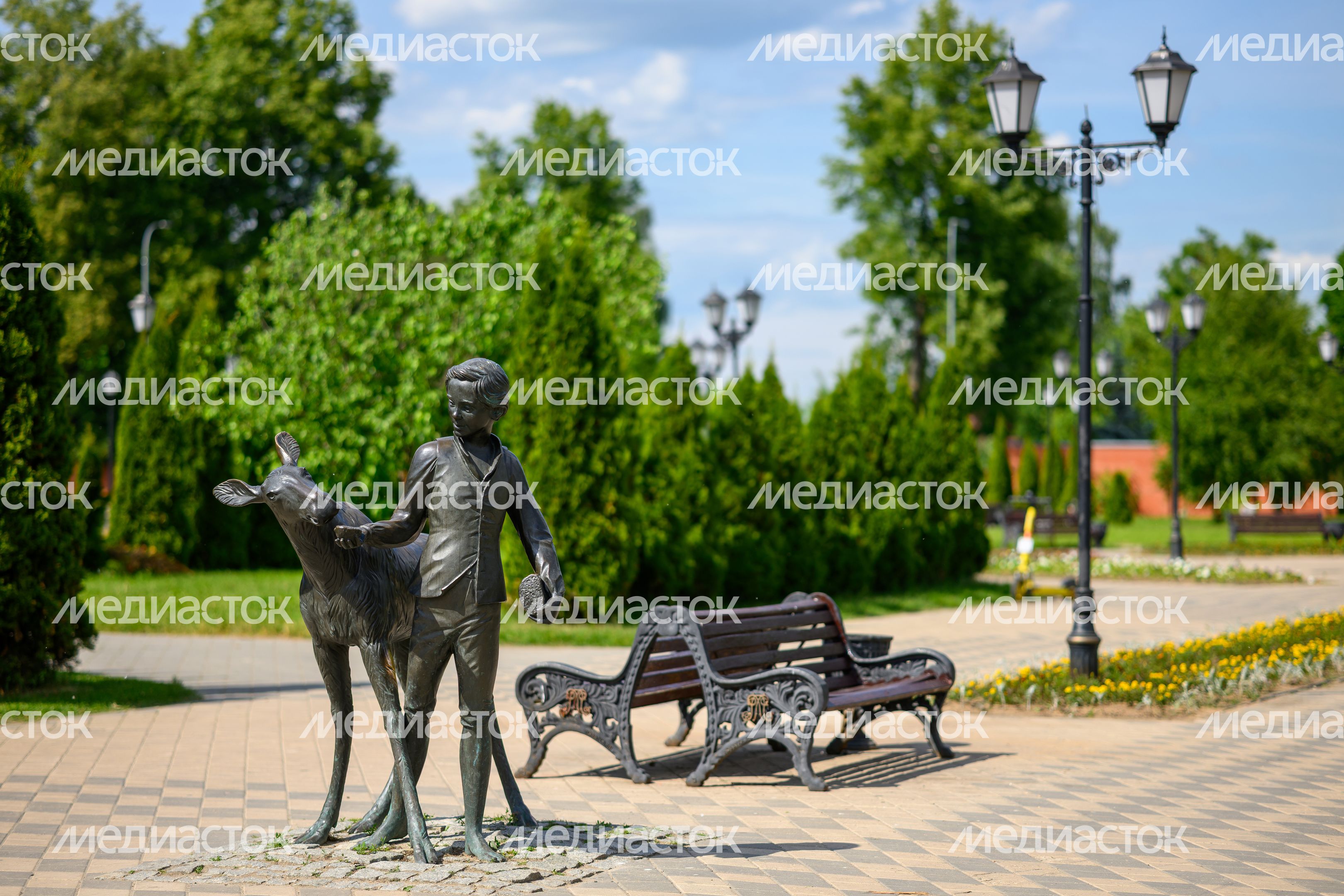 Скульптурная композиция «Мальчик и лось» в Никольском парке города Лосино-Петровский Скульптурная композиция «Мальчик и лось» в Никольском парке города Лосино-Петровский