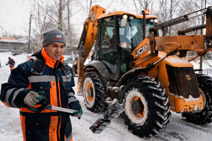 Уборка снега в поселке Большие Вяземы Одинцовского округа