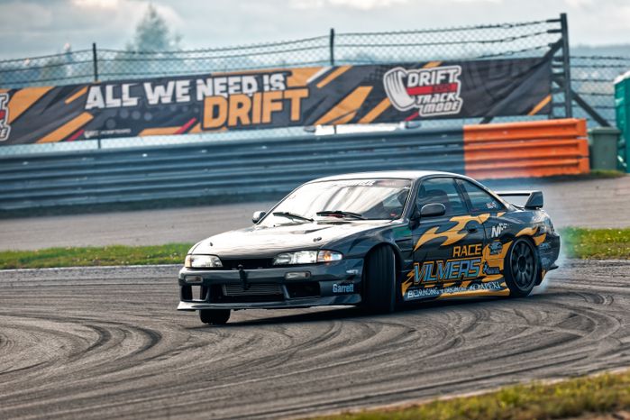 Дрифт-гонка автомобилей по автодрому Moscow Raceway на фестивале «Дрифт Экспо» в Волоколамске