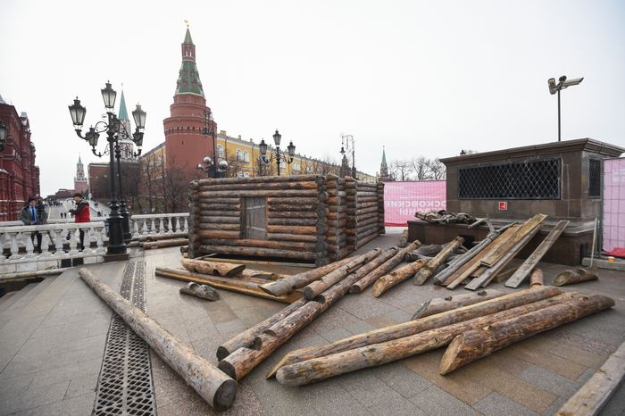 Монтаж инсталляций для фестиваля «Московская Масленица» на Манежной площади