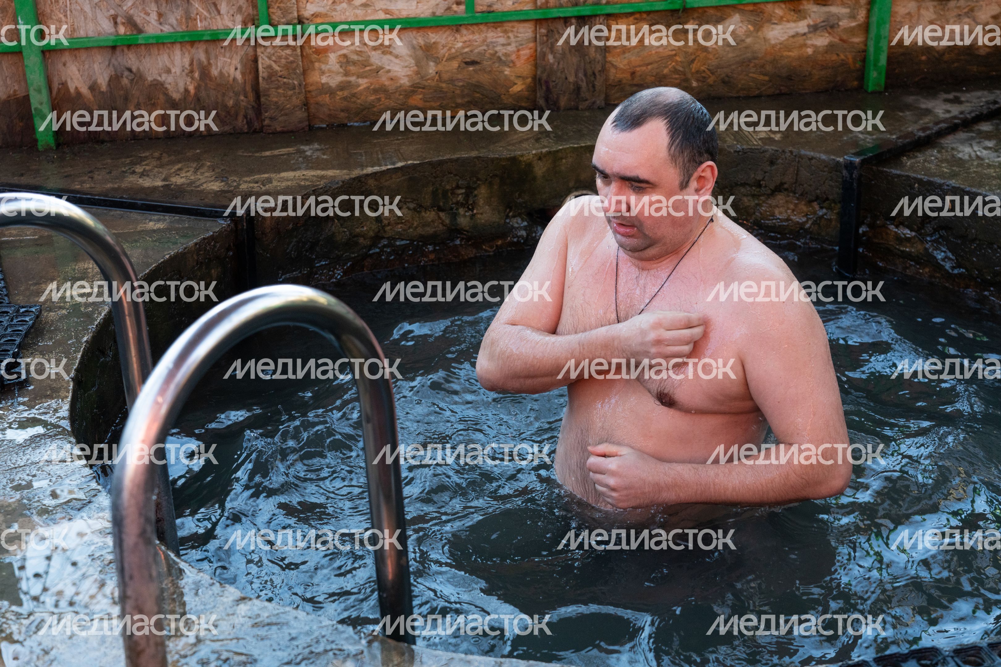 Крещенские купания на Никольском святом источнике в мкр. Нахабино округа Красногорск Крещенские купания на Никольском святом источнике в мкр. Нахабино округа Красногорск