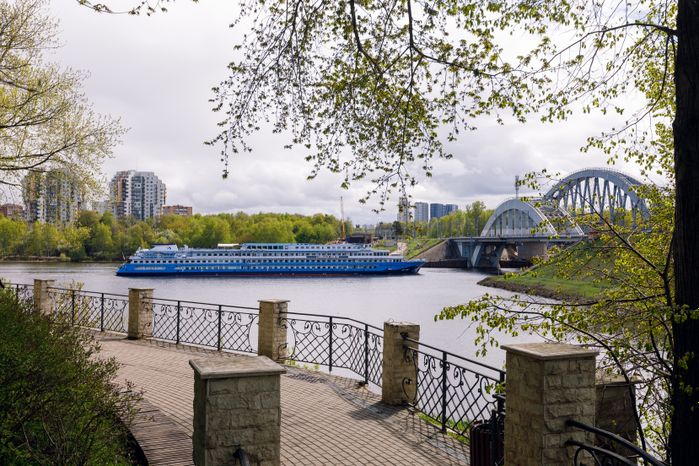 Теплоход на Химкинском водохранилище в Подмосковье