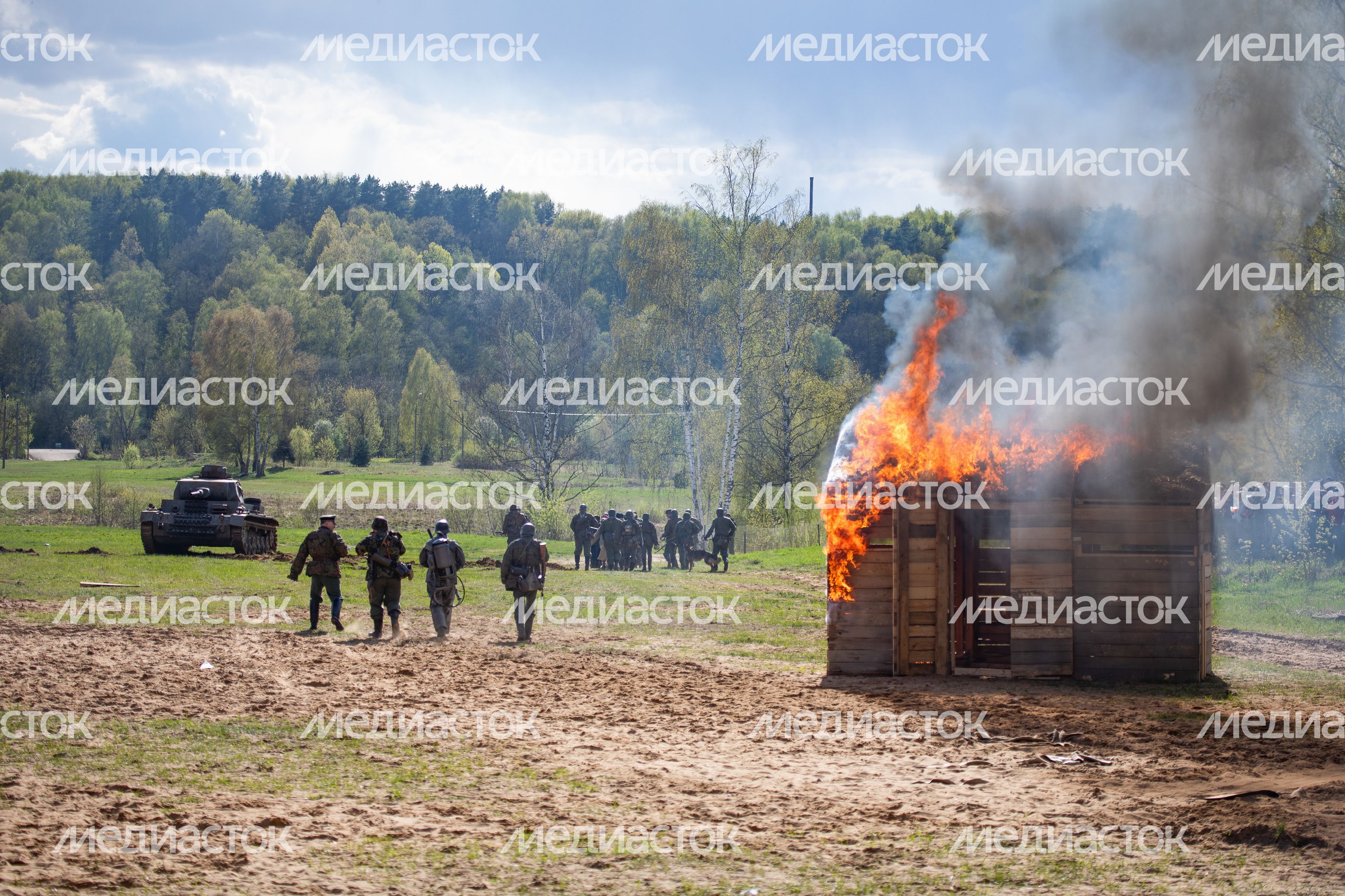 Военно-историческая реконструкция "Успех в единстве поколений" в Химках Военно-историческая реконструкция "Успех в единстве поколений" в Химках