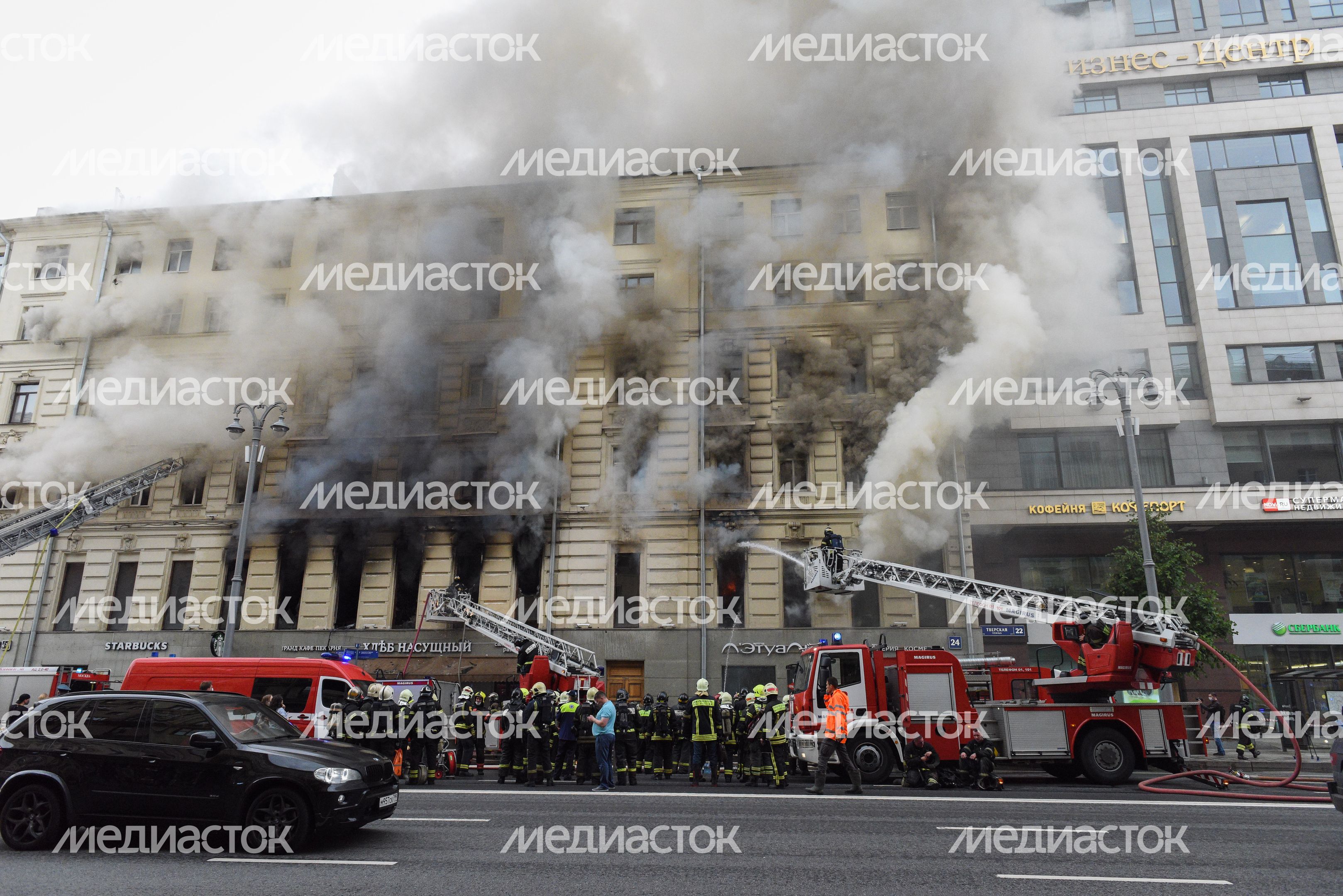 Пожар в реставрируемом здании на Тверской улице в Москве