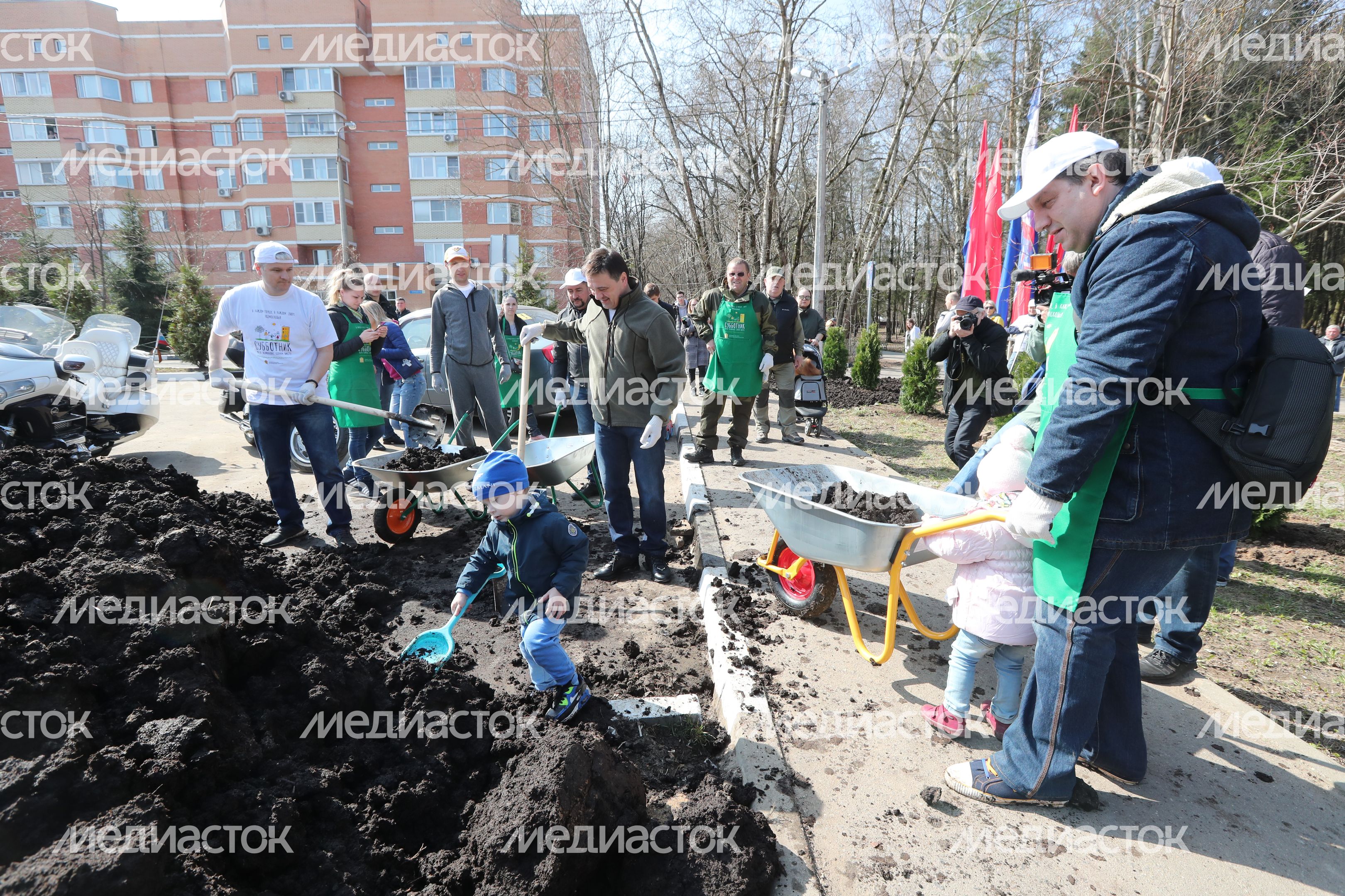 Воробьев принял участие в субботнике в Красногорске