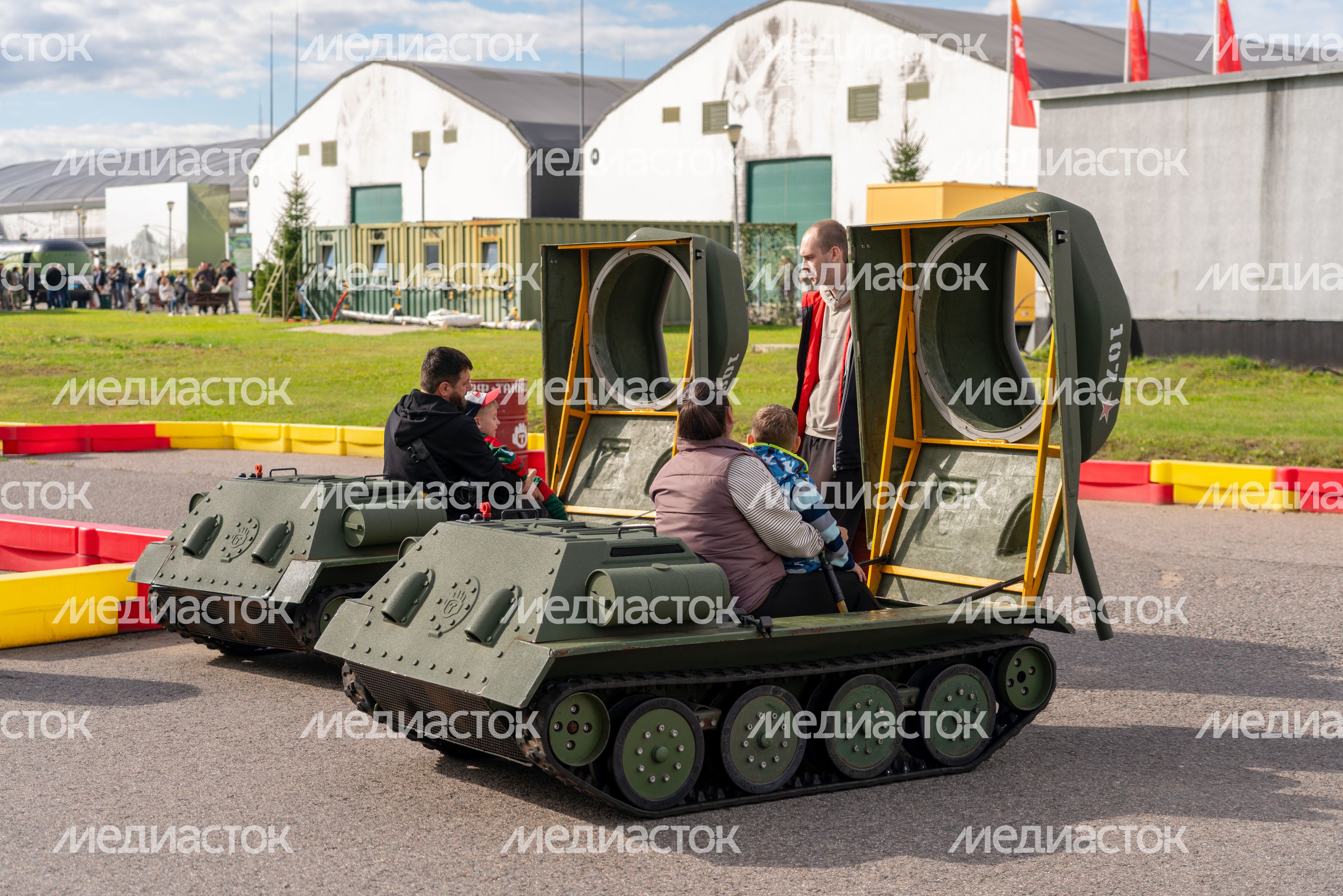 Аттракцион для детей на праздновании Дня танкиста в Центральном парке «Патриот» Одинцовского округа