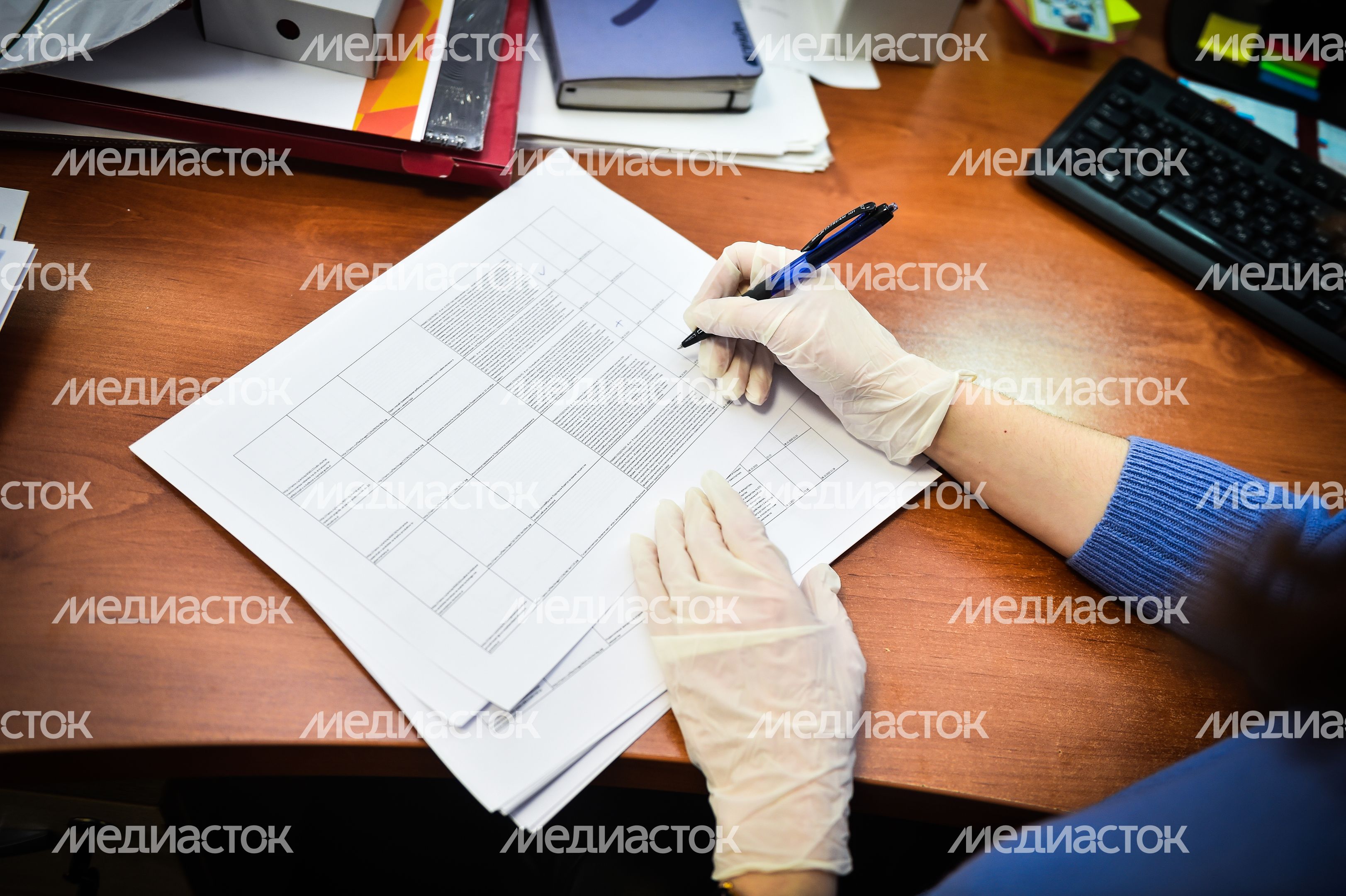 Подписание документов в защитных перчатках Подписание документов в защитных перчатках