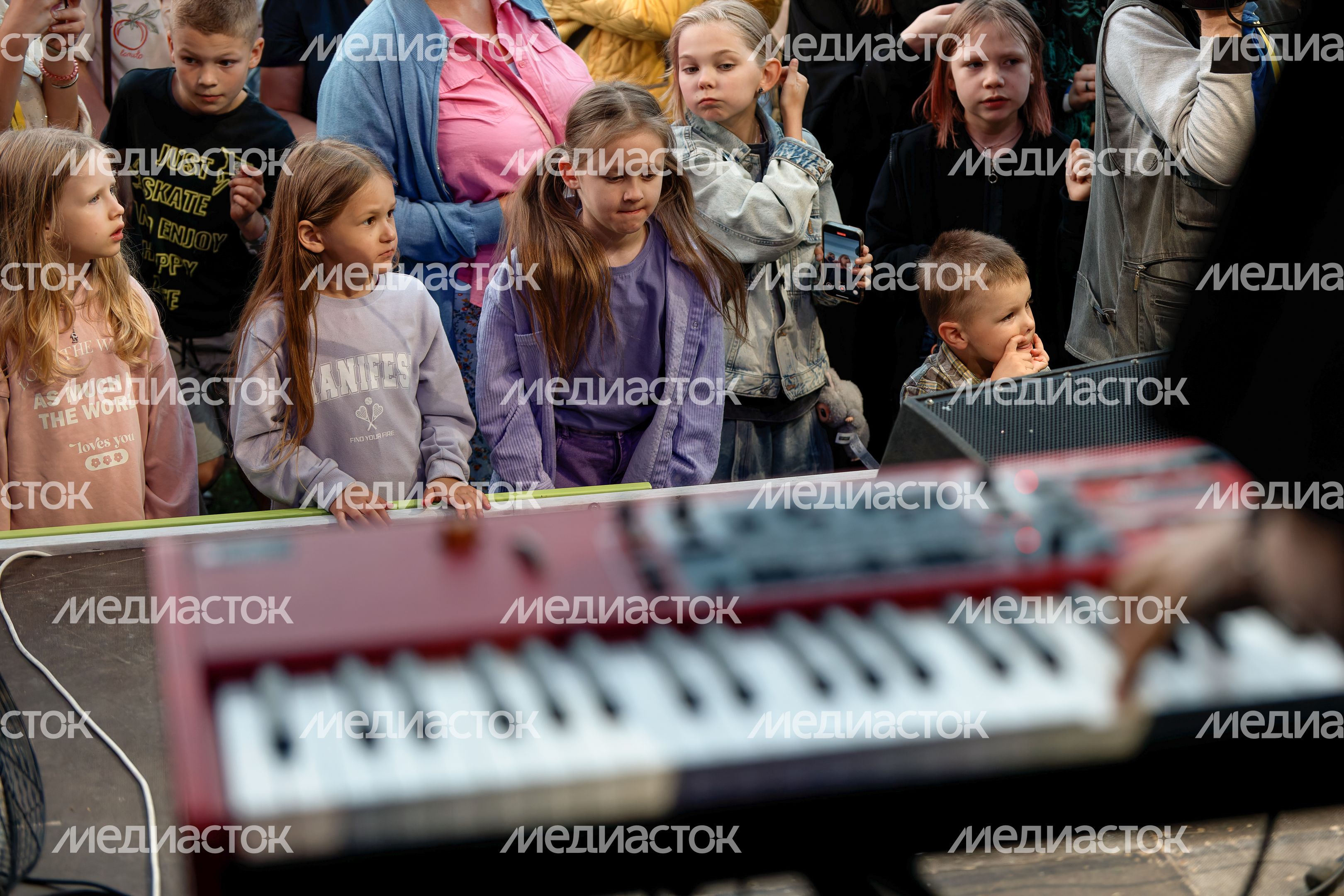 Зрители фестиваля «Каникулы» в музее-заповеднике «Горки Ленинские» Ленинского округа Зрители фестиваля «Каникулы» в музее-заповеднике «Горки Ленинские» Ленинского округа
